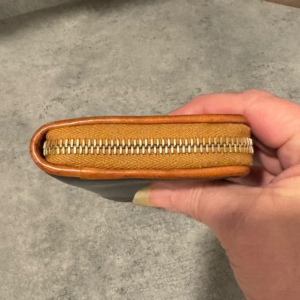 Dooney & Bourke 3/4 Zip Accordian Wallet in Black w/Tan Leather Trim! GUC!! - Picture 7 of 13